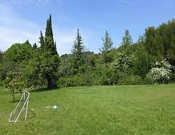 Apartment in Malauctne With Garden