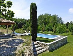 Apartment in Malauctne With Garden