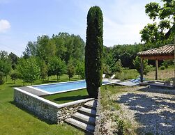 Apartment in Malauctne With Garden