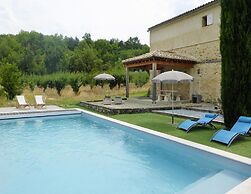 Apartment in Malauctne With Garden