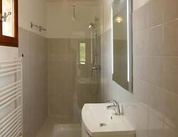 Apartment in Malauctne With Garden