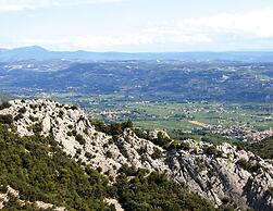 Apartment in Malauctne With Garden