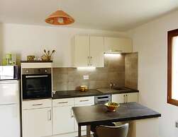 Apartment in Malauctne With Garden