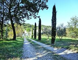 Apartment in Malauctne With Garden