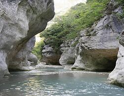 Apartment in Malauctne With Garden