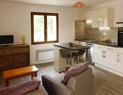 Apartment in Malauctne With Garden