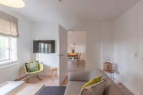 Reetgedecktes Ferienhaus mit Kachelofen