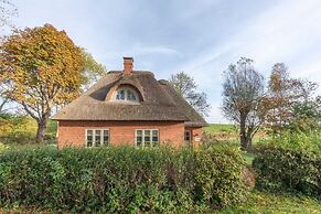 Reetgedecktes Ferienhaus mit Kachelofen