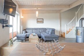 Luxurioes Eingerichtetes Ferienhaus in Strandnaehe