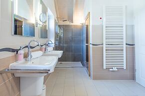 Luxurioes Eingerichtetes Ferienhaus in Strandnaehe