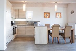 Luxurioes Eingerichtetes Ferienhaus in Strandnaehe