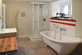 4 Family Home, Walking Distance to the Beach