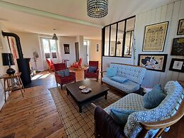 4 Family Home, Walking Distance to the Beach