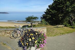 4 Family Home, Walking Distance to the Beach