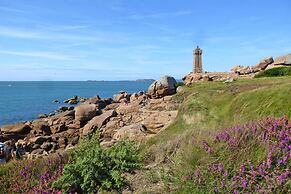 4 Family Home, Walking Distance to the Beach