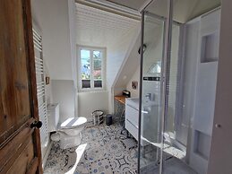 4 Family Home, Walking Distance to the Beach