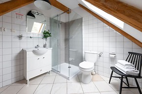 Large Holiday Villa in the Countryside in Belczna