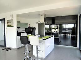 Holiday Home With sea Views, St. Nic