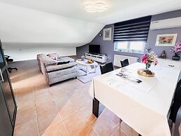 Modern Loft With 2 Bedrooms Near Sint Truiden