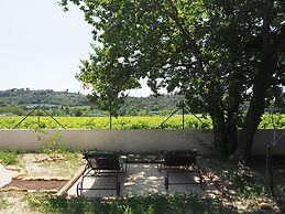 Pretty Modern Holiday Home With Pool and Views of the Vineyards, Domaz