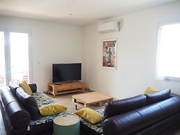 Pretty Modern Holiday Home With Pool and Views of the Vineyards, Domaz