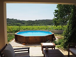 Pretty Modern Holiday Home With Pool and Views of the Vineyards, Domaz
