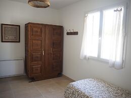 Pretty Modern Holiday Home With Pool and Views of the Vineyards, Domaz