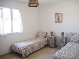 Pretty Modern Holiday Home With Pool and Views of the Vineyards, Domaz