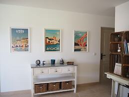 Pretty Modern Holiday Home With Pool and Views of the Vineyards, Domaz