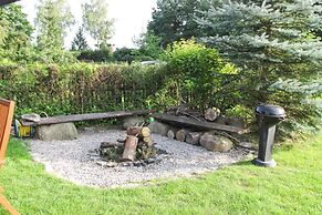 Detached Cottage With Fenced Yard Right by the Lake, Wrony