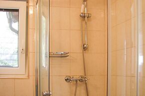 Detached Cottage With Fenced Yard Right by the Lake, Wrony