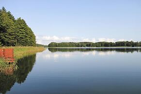 Detached Cottage With Fenced Yard Right by the Lake, Wrony