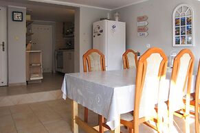 Detached Cottage With Fenced Yard Right by the Lake, Wrony