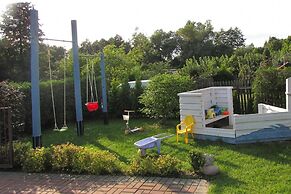 Detached Cottage With Fenced Yard Right by the Lake, Wrony