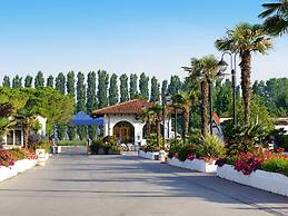 Bungalow in Caorle With Garden Furniture