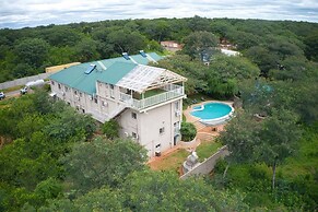 3 Suites for 6 Guests Zambezi Boutique Lodge, ask for our Free 4x4 Tow