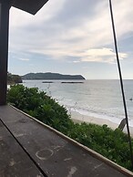 Waterfront apartment on Careyeros beach