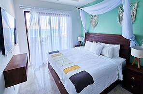 Waterfront apartment on Careyeros beach