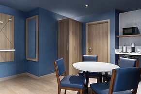 Holiday Inn Express Montreal Airport - St-Laurent by IHG