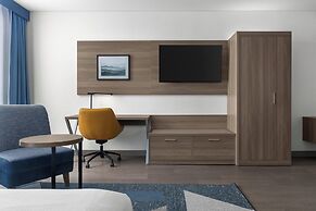 Holiday Inn Express Montreal Airport - St-Laurent by IHG
