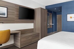 Holiday Inn Express Montreal Airport - St-Laurent by IHG