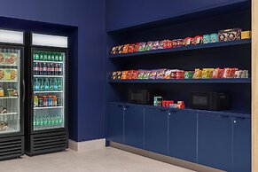 Holiday Inn Express Montreal Airport - St-Laurent by IHG