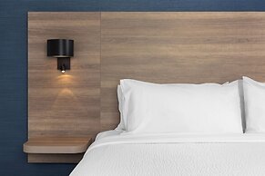 Holiday Inn Express Montreal Airport - St-Laurent by IHG