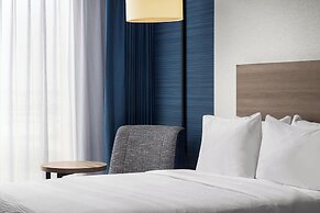 Holiday Inn Express Montreal Airport - St-Laurent by IHG