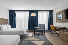 Holiday Inn Express Montreal Airport - St-Laurent by IHG