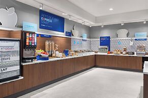 Holiday Inn Express Montreal Airport - St-Laurent by IHG