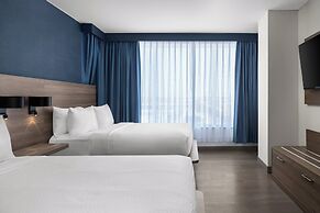 Holiday Inn Express Montreal Airport - St-Laurent by IHG