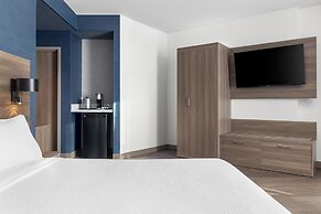 Holiday Inn Express Montreal Airport - St-Laurent by IHG