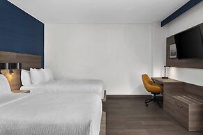 Holiday Inn Express Montreal Airport - St-Laurent by IHG