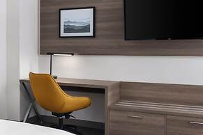 Holiday Inn Express Montreal Airport - St-Laurent by IHG